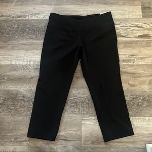 NWT Old Navy women’s cropped Elevate Legging go-dry size L